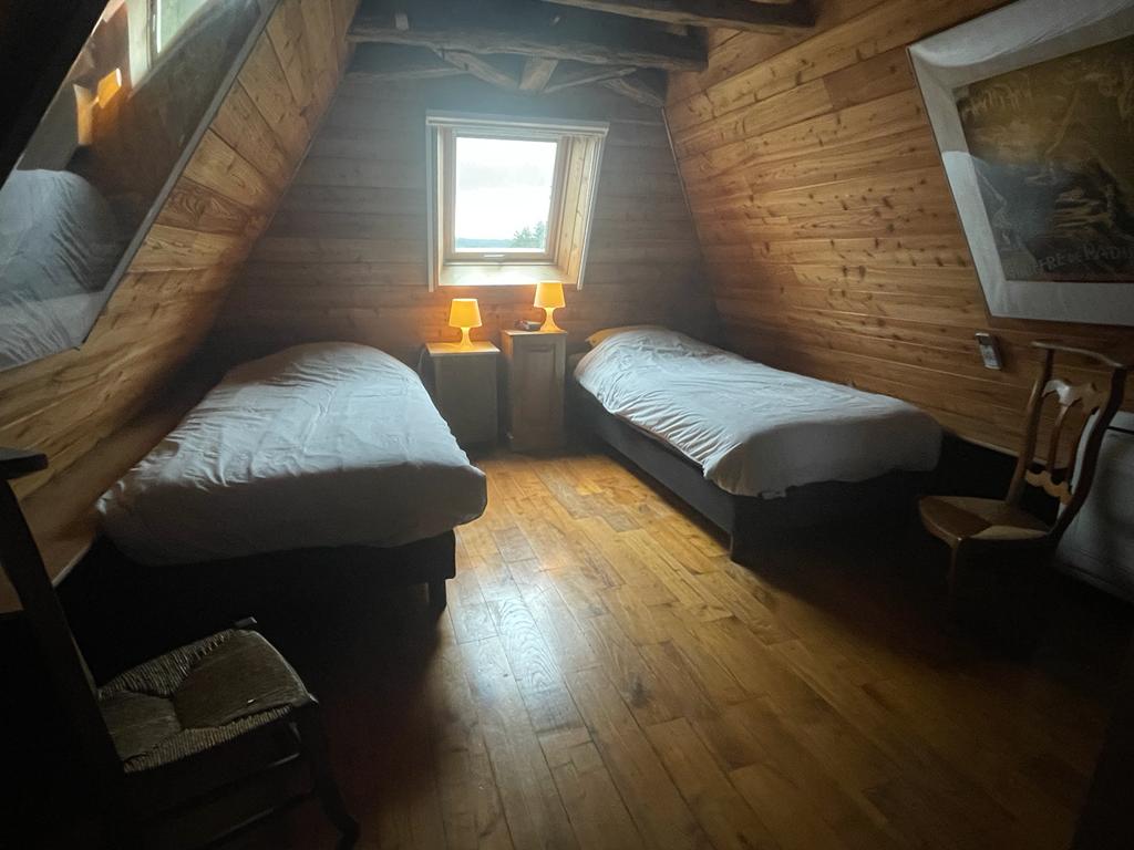 luxe vakantiehuis Dordogne · Slaapkamer 3 op de tweede verdieping met twee boxsprings