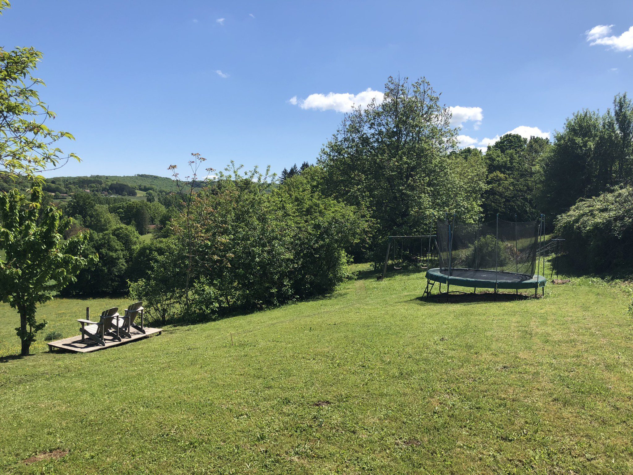 vakantiehuis Dordogne · Trampoline met uitzicht over de glooiende heuvels