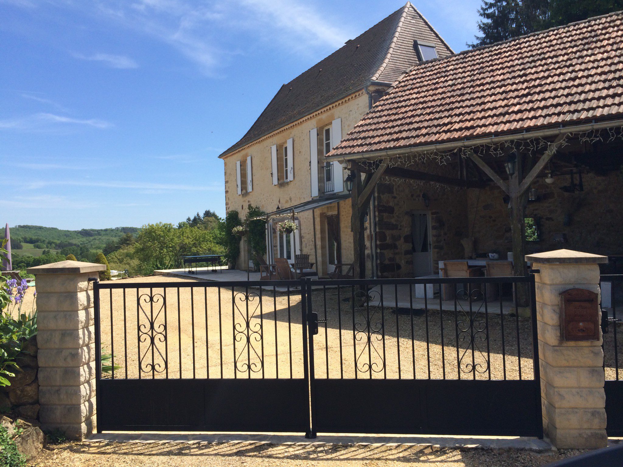 contact Moulin Noix Dordogne · Moulin Noix gezien vanaf de tuin
