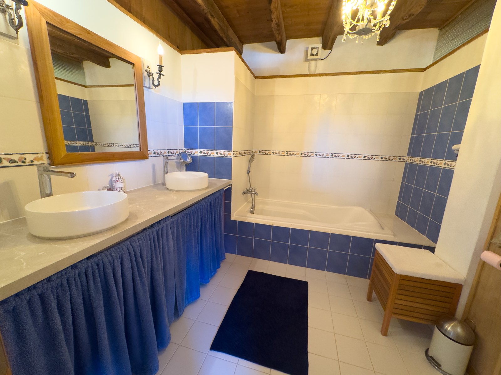 Badkamer met dubbele wastafel en ligbad in Moulin Noix