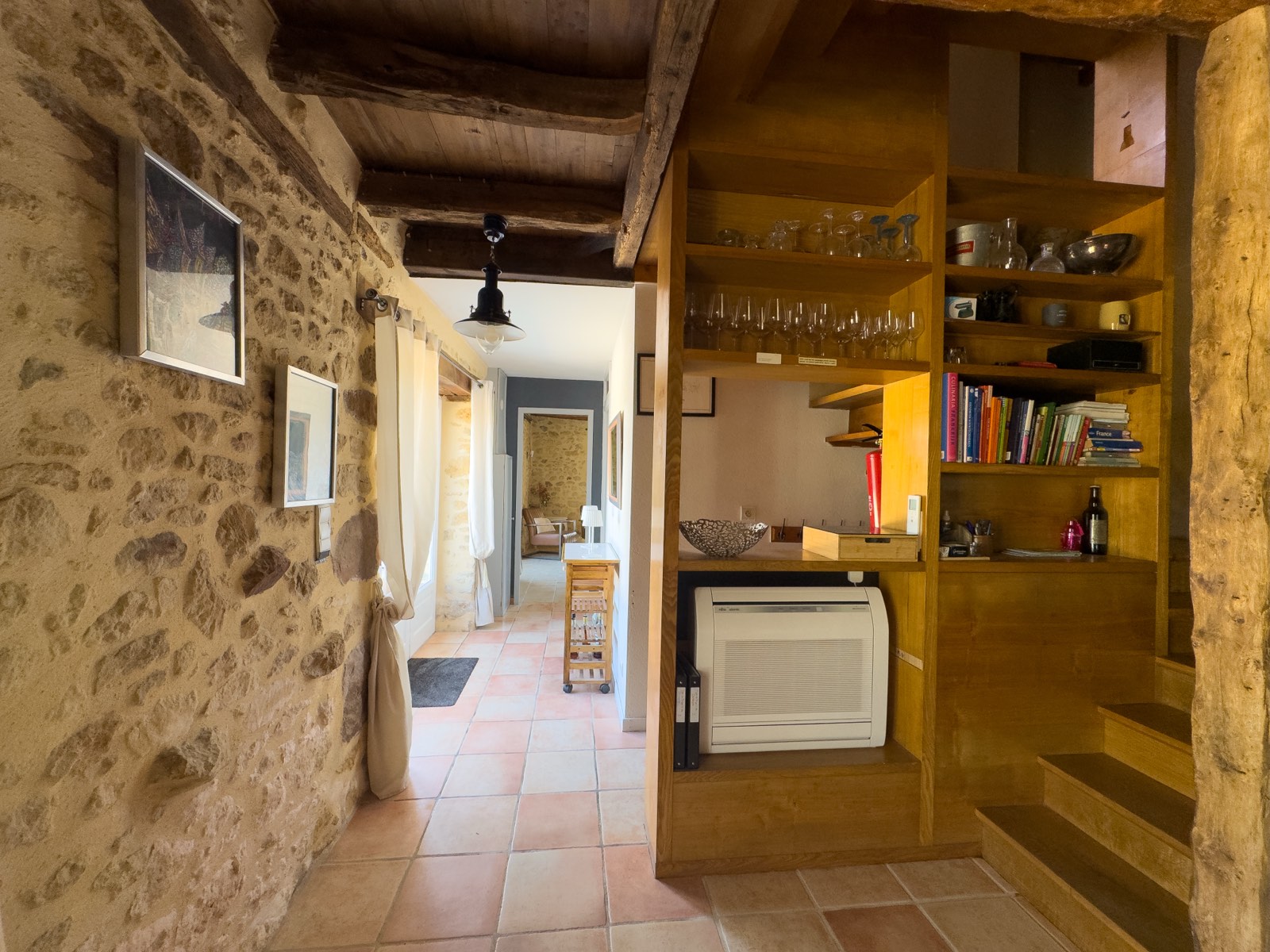 Hal met authentieke natuurstenen muur in vakantiehuis Moulin Noix