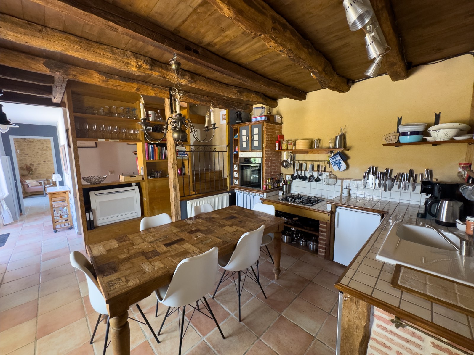 Volledig uitgeruste keuken met eettafel in vakantiehuis Moulin Noix