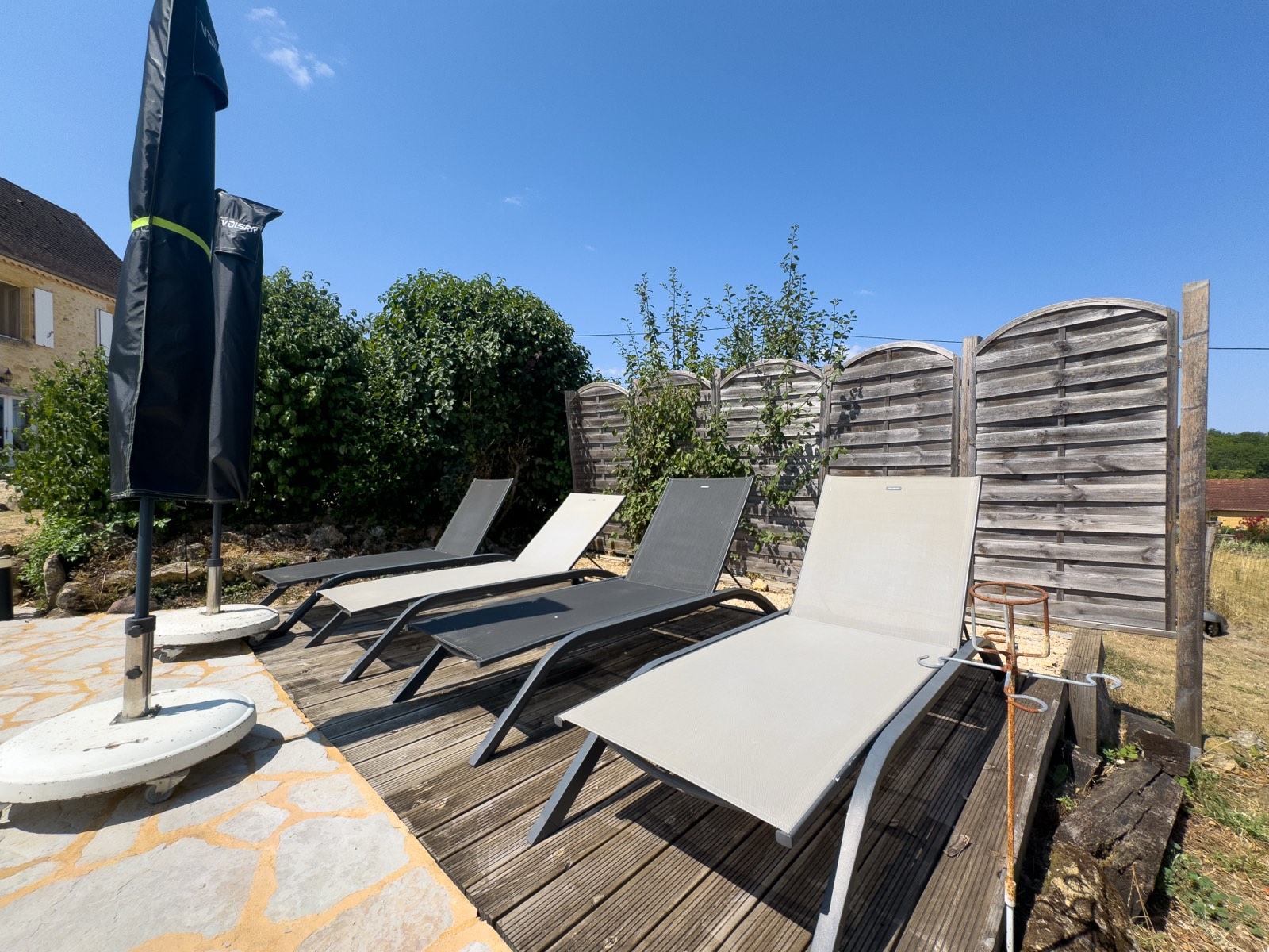 Ligbedden op het zonneterras bij het zwembad van Moulin Noix