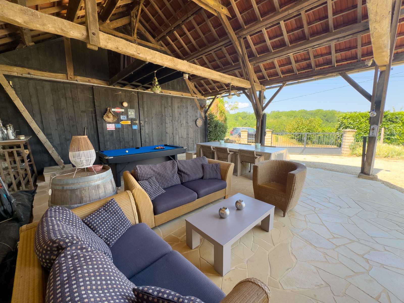 Overdekt terras met loungeset en pooltafel bij Moulin Noix