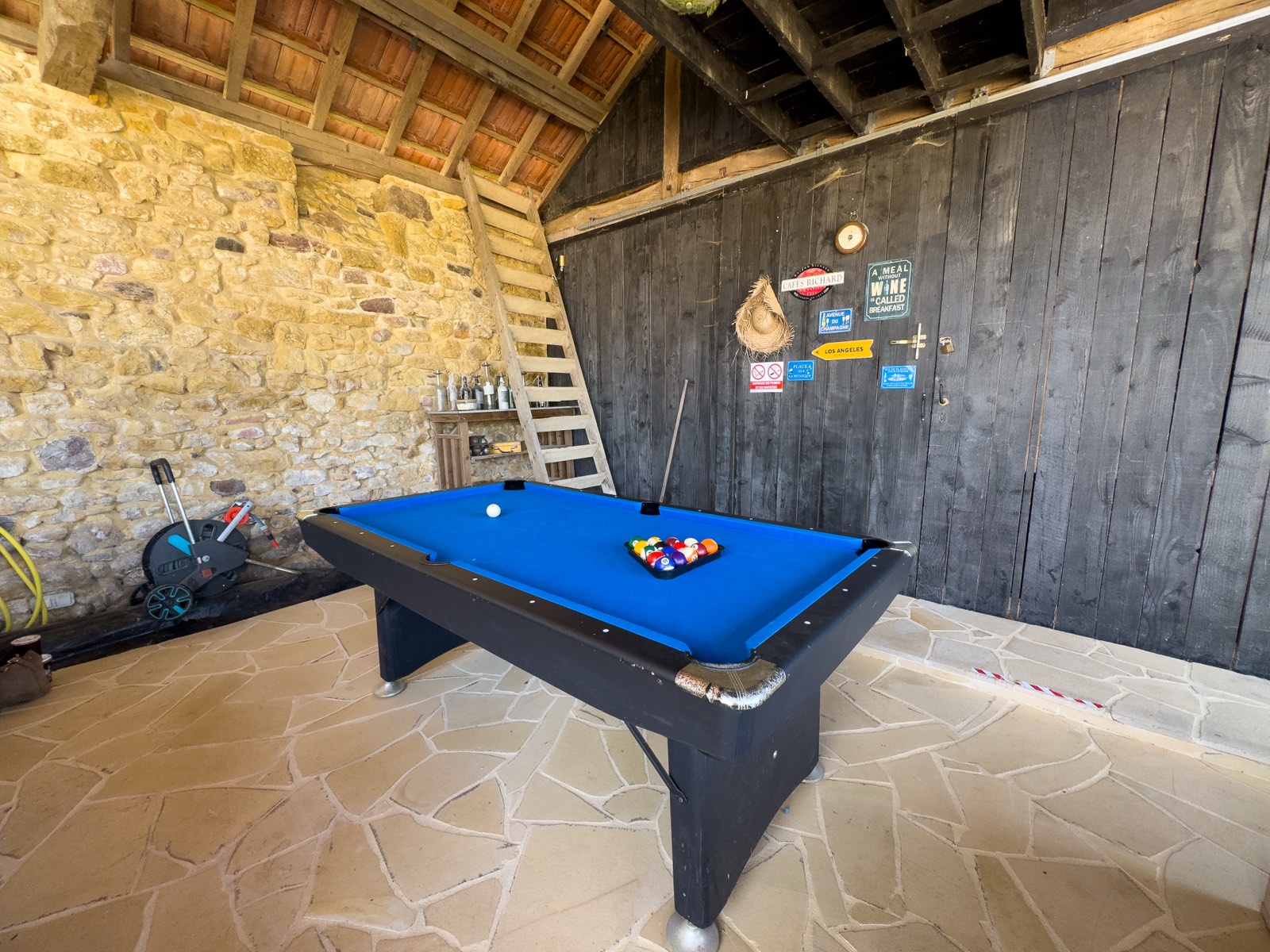 Pooltafel in de overdekte schuur van vakantiehuis Moulin Noix