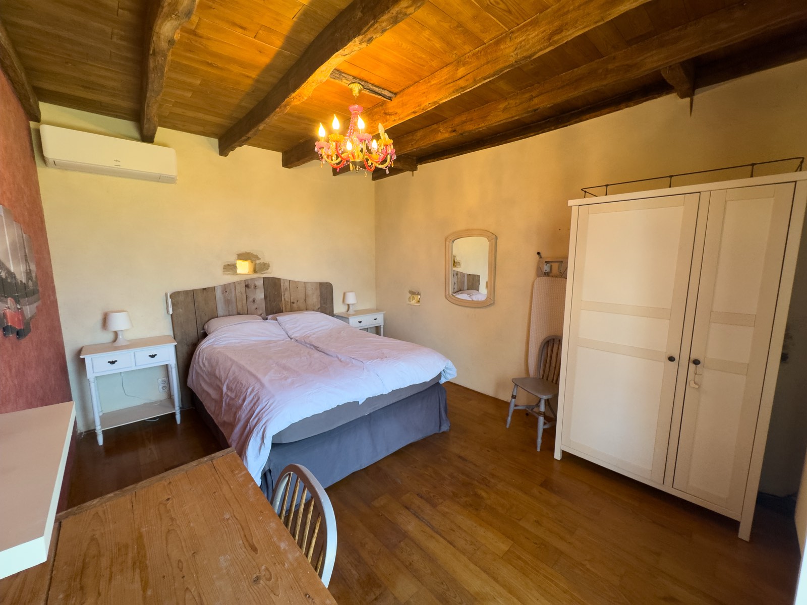 Slaapkamer met tweepersoonsbed en ruime kledingkast in Moulin Noix