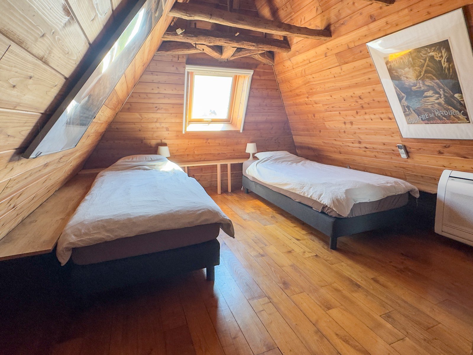 luxe vakantiehuis Dordogne · Slaapkamer 3 op de tweede verdieping met twee boxsprings