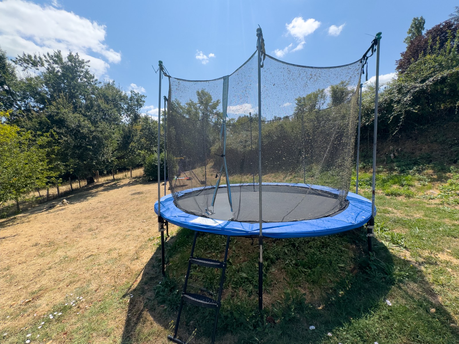 Trampoline in de tuin van vakantiehuis Moulin Noix